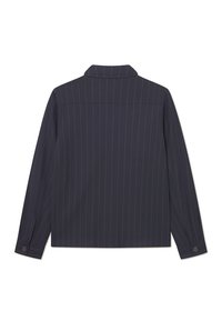 Jachetă bleumarin cu dungi verticale, guler deschis, mâneci lungi și manșete cu nasturi. Fabricată dintr-un material neted, cu o croială ajustată.