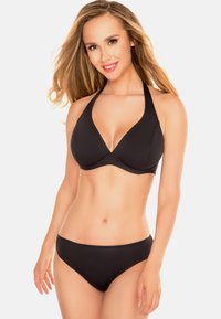 Set bikini nero caratterizzato da un top con scollatura profonda e allacciatura al collo, abbinato a slip classici a vita bassa. Tessuto liscio.