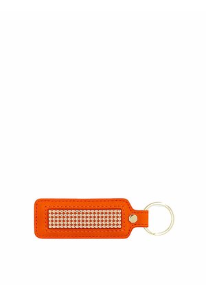 Rechthoekige oranje leren sleutelhanger met een gouden paillettenstrook en een gouden metalen sleutelring bevestigd aan de rechterkant.