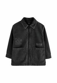 Svart denimjacka med zipp.front, spridande krage, två stora fickor med lappar och broderade textdetaljer. Mjuk textur och avslappnad passform.