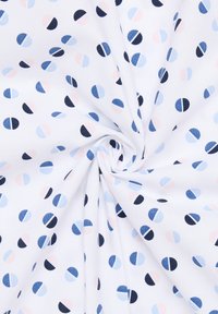 Tessuto bianco con un motivo circolare in blu navy, azzurro e rosa pastello. I cerchi sono semipieni, mostrando un mix di colori e trame.