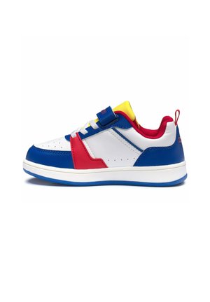 Baskets enfant en blanc, bleu, rouge et jaune avec bride Velcro, lacets et doublure rembourrée à la cheville.