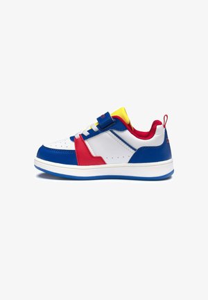 Scarpa da ginnastica per bambini bianca, blu, rossa e gialla con cinturino in velcro, lacci e imbottitura alla caviglia.