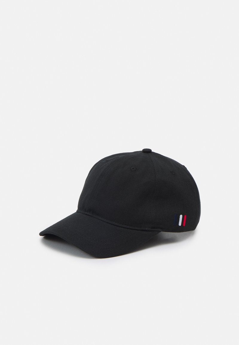 Casquette de baseball noire avec une visière incurvée et de petites rayures verticales rouges, blanches et bleues sur le côté, sur un fond clair uni.