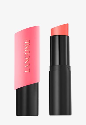 Rouge à lèvres Lancôme couleur corail avec base noire, présenté avec le capuchon retiré et placé à côté sur un fond blanc.