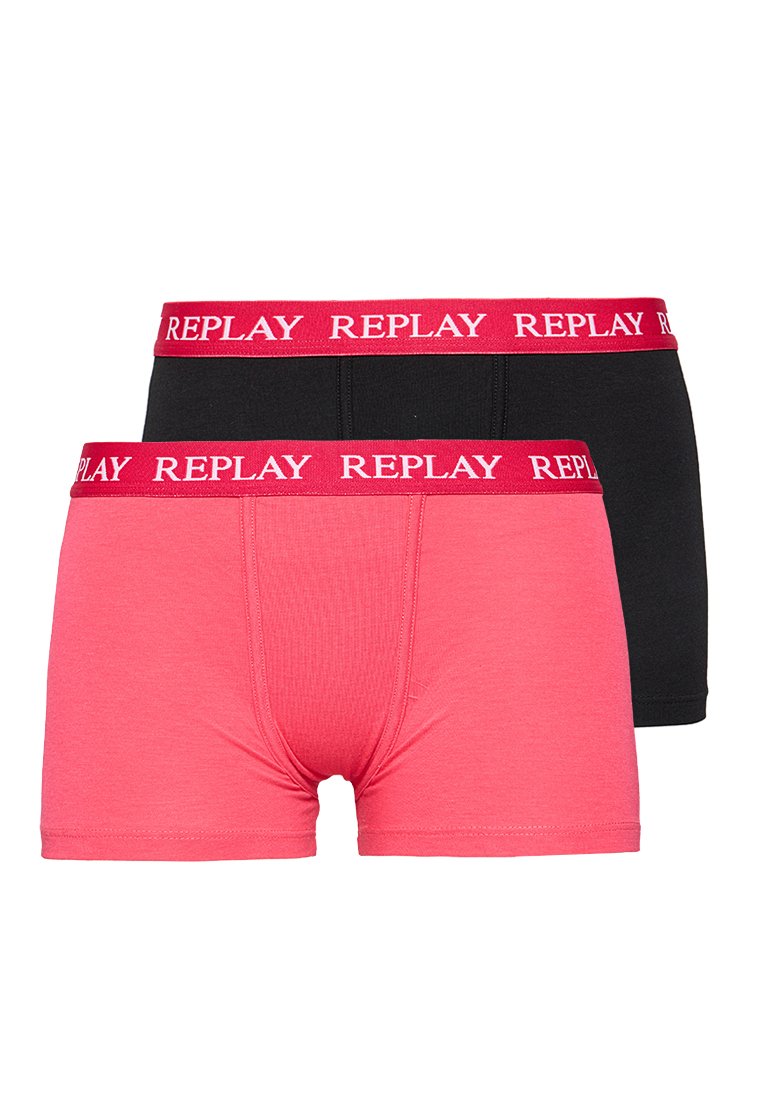 Deux paires de boxers pour hommes ; l'une en rose vif et l'autre en noir. Les deux présentent une large ceinture élastique rouge avec le logo "REPLAY".