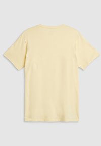 Tricou din bumbac galben, cu mâneci scurte, design clasic cu gât rotund, textură netedă, fără grafice sau accente vizibile, vedere din spate.