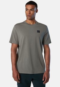 Graues T-Shirt mit kurzen Ärmeln aus weichem Stoff, mit rundem Hals und einem kleinen schwarzen Logopatch auf der Brust.