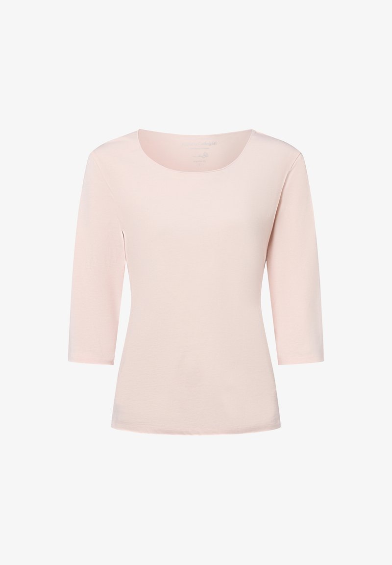 Jasnoróżowa bluzka z rękawem trzypołowym, z okrągłym dekoltem, wykonana z miękkiej, gładkiej tkaniny. Prosty krój, bez widocznych wzorów czy dodatków.