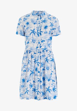 Robe à manches courtes en tissu blanc avec un motif de palmiers et flamants roses bleus, boutonnée sur le devant, avec une taille froncée pour une forme évasée.