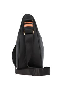 Schwarze Nylon-Schultertasche mit glatter Textur, verziert mit einem braunen Lederträger und goldfarbenen Beschlägen. Die Seitenansicht hebt die Form hervor.