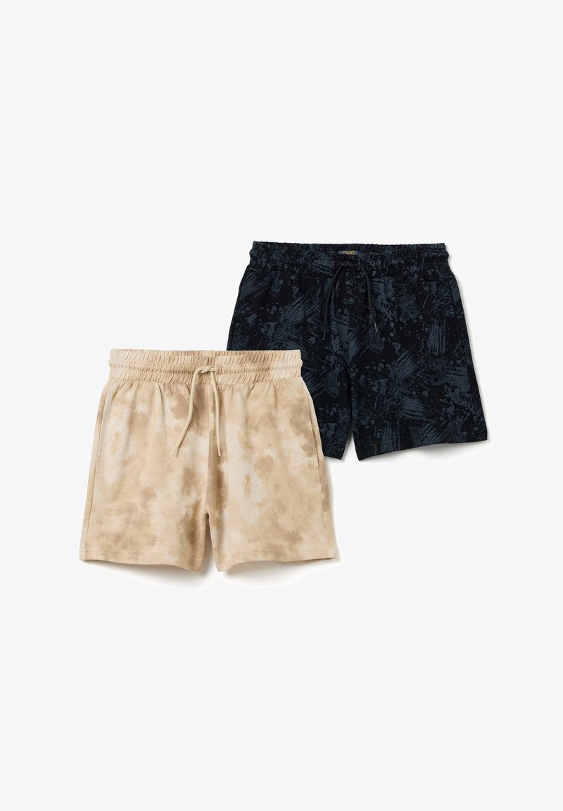 Dos pares de pantalones cortos: uno beige con un patrón de tie-dye y uno negro con un estampado gráfico texturizado. Ambos cuentan con una cintura elástica y cordones.