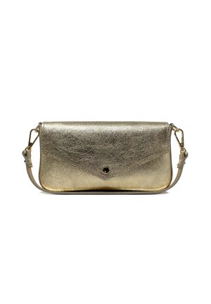 Piccola pochette in pelle metallizzata dorata con chiusura a patta e tracolla rimovibile, esposta su uno sfondo bianco semplice.