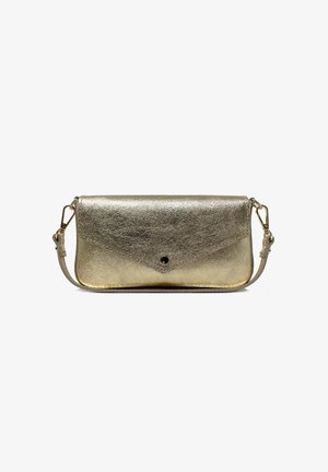 Piccola pochette in pelle metallizzata dorata con chiusura a patta e tracolla rimovibile, esposta su uno sfondo bianco semplice.