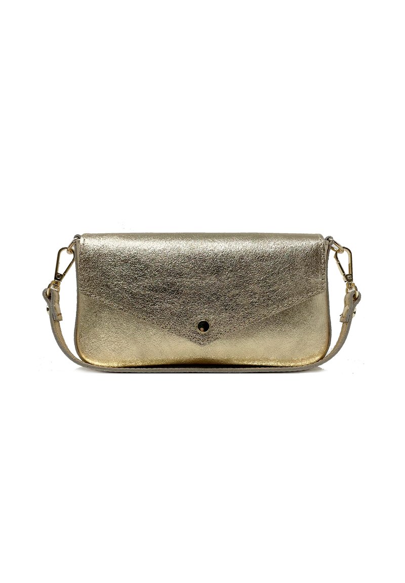 Piccola pochette in pelle metallizzata dorata con chiusura a patta e tracolla rimovibile, esposta su uno sfondo bianco semplice.