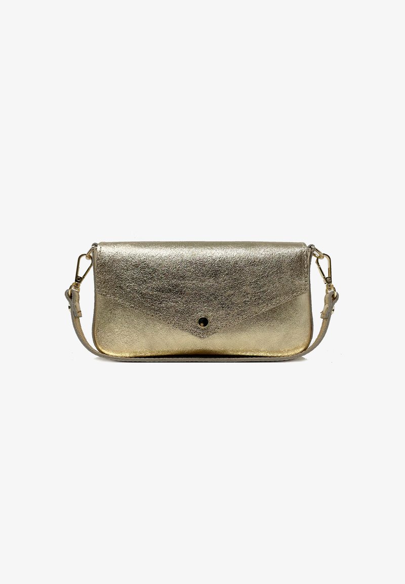 Piccola pochette in pelle metallizzata dorata con chiusura a patta e tracolla rimovibile, esposta su uno sfondo bianco semplice.