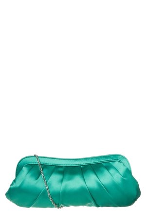 Petrolkleurige satijnen clutch met zachte plooien en een zilveren kettingband tegen een witte achtergrond.
