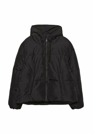 Veste doudoune noire avec fermeture éclair, capuche à cordon de serrage et poches latérales ; fabriquée en matériau brillant avec une texture matelassée.