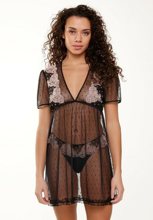Robe da notte in tessuto nero trasparente con motivo a pois, scollatura a V, maniche corte e dettagli in pizzo floreale rosa sulle spalle e sull'orlo.
