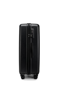 Valigia rigida nera con doppi zip, lucchetto a combinazione e quattro ruote piroettanti per una facile mobilità. Presenta un design elegante e minimalista.