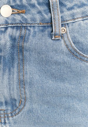 Světlá modrá džínová látka s klasickým designem, viditelným prošitím v kontrastní barvě opálené hnědi a kovovým knoflíkem na zapínání v pase.