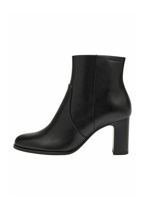 Schwarze Lederstiefelette mit glatter Oberfläche, spitzer Zehenpartie und Blockabsatz. Seitlicher Schlitzakzent verstärkt das elegante Design.