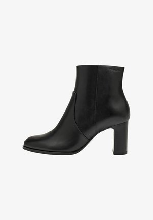 Must harjast nahast pahkluu saapad, millel on sile viimistlus, terav varvas ja plokk-tald. Külgsisetuse detail rõhutab peent disaini.