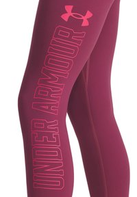 Tights i djupt burgunderröd med en rosa "UNDER ARMOUR"-logotyp vertikalt längs sidan. Slät tyg med en figurnära design och platta sömmar.
