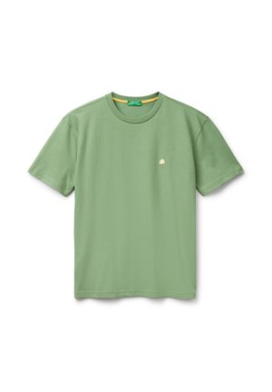 T-shirt verde a maniche corte con collo girocollo e piccolo logo ricamato giallo sul lato sinistro del petto, poggiato su uno sfondo bianco.