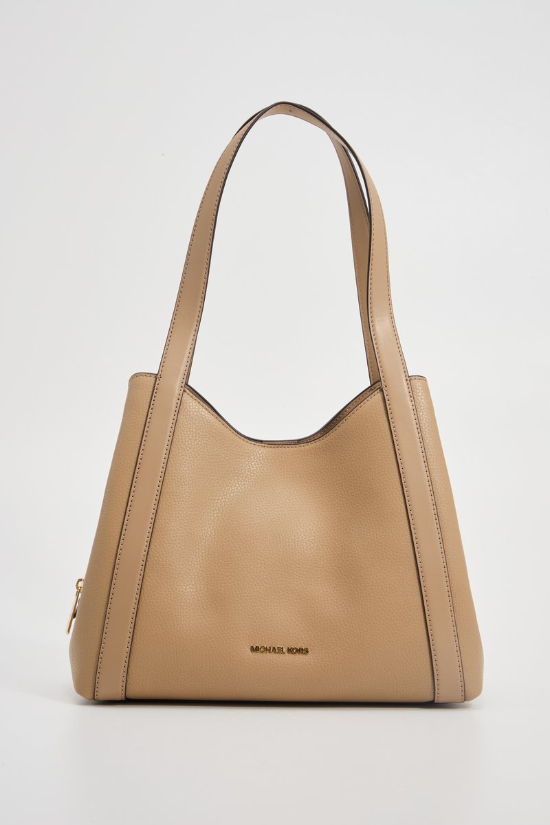 Beige Leder-Schultertasche mit strukturierter Oberfläche, signatur Logo in Gold, zwei robuste Griffe und einem geräumigen offenen Design.