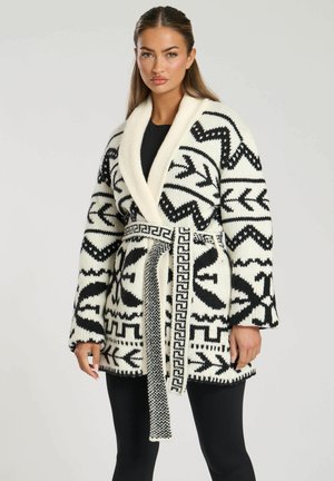 Strickcardigan in Schwarz und Weiß mit geometrischen Mustern, langen Ärmeln, offener Front und einem Gürtel. Verfügt über einen Schalkragen und strukturierte Stoff.