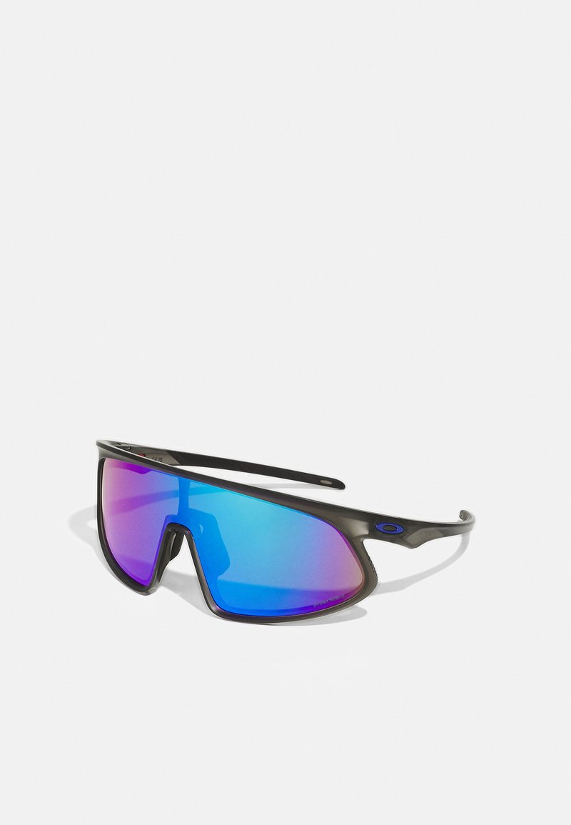 Ochelari de soare sport cu o ramă neagră, design mare tip wraparound și lentile cu oglindă în degrade de albastru-roz. Include temple inclinate și accente îndrăznețe.