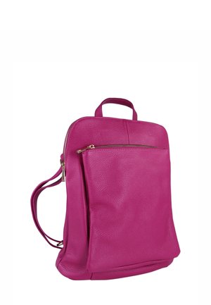Sac à dos en cuir rose vif avec poche zippée à l'avant, anse supérieure et bretelles ajustables sur fond blanc.