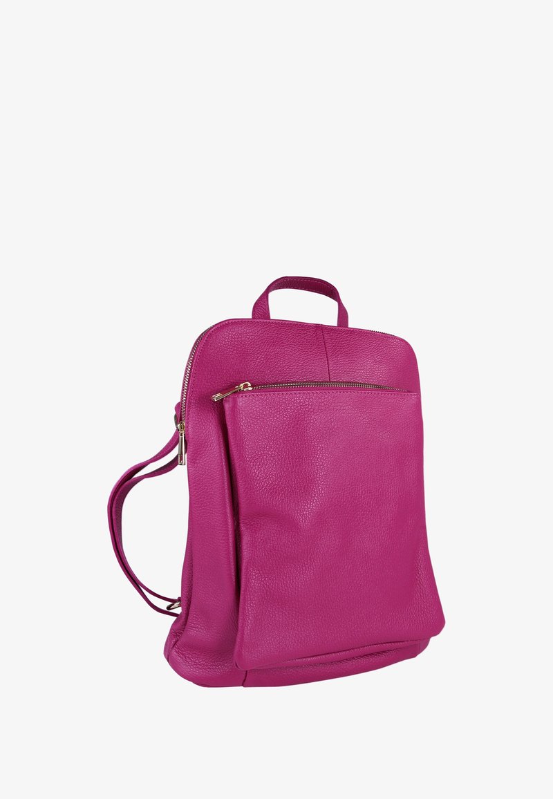 Felroze leren rugzak met een voorzak met rits, handvat aan de bovenkant en verstelbare schouderbanden op een witte achtergrond.