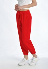 Deha SHINY JOGGER - Pantalones - camelia red