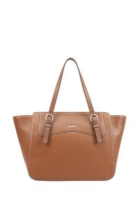 Bruine leren totebag met een gladde textuur, voorzien van twee lange handvatten en een gebogen ontwerp aan de voorkant. Zilveren hardware accenten aanwezig.