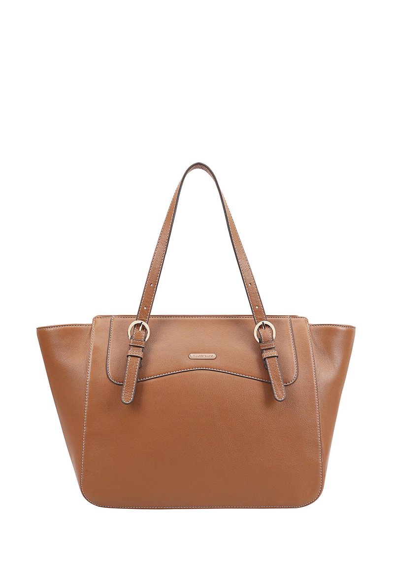 Bruine leren totebag met een gladde textuur, voorzien van twee lange handvatten en een gebogen ontwerp aan de voorkant. Zilveren hardware accenten aanwezig.