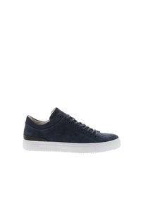 Marineblauwe suède sneaker met ronde neus, witte rubberen zool en tonale veters. Heeft een leren accent bij de hiel en een gladde binnenvoering.