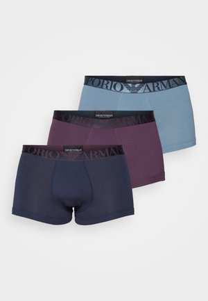 Trois paires de boxer en coton extensible dans des teintes bleu marine, bleu clair et bordeaux, dotées de ceintures élastiques contrastantes avec des détails de logo.