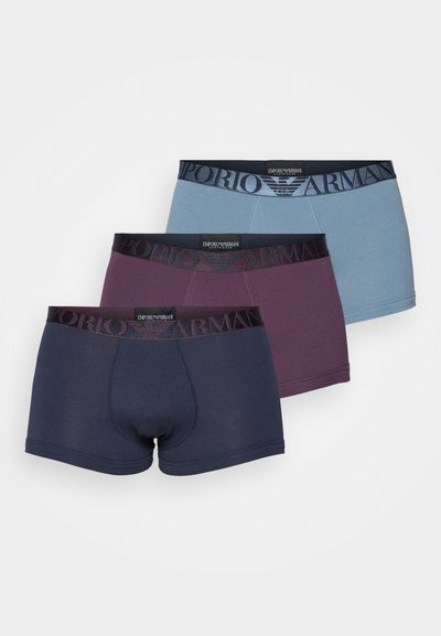 Trys poros tamprių medvilninių bokserių apatinio trikotažo - tamsiai mėlynos, šviesiai mėlynos ir burgundiškos spalvų, su kontrastingomis elastingomis juostelėmis, puoštomis logotipais.