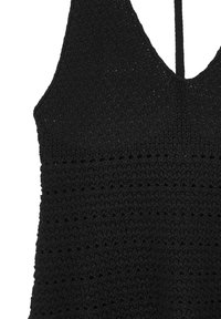 Haut noir en crochet sans manches avec col en V et motif en maille ajourée texturée.