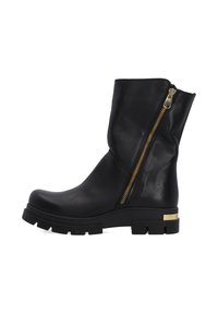 Černá kožená kotníková bota se zlatým bočním zipem, robustní gumovou podrážkou a hladkým povrchem. Disponuje kulatou špičkou a minimalistickým designem.