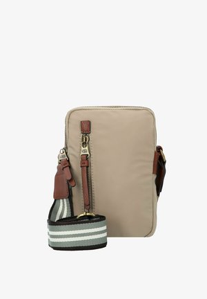 Beige Stoff-Schultertasche mit glatter Textur, braunen Lederelementen, doppeltem Reißverschluss und einem gestreiften verstellbaren Trageriemen.