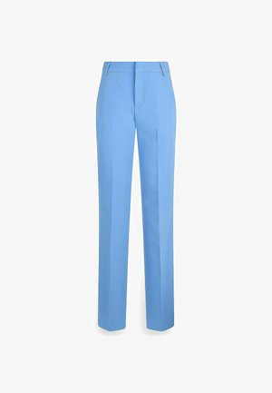 Svetle modré kalhoty na míru s rovným střihem, vyrobené z hladké tkaniny. Mají zapínání na knoflík a poutka na opasek. Bez viditelných vzorů.