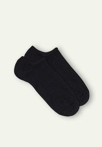 Schwarze Baumwollsocken für den Knöchel mit glatter Textur, abgerundetem Fersenbereich und verstärktem Zehenbereich. Einfaches Design ohne Muster oder sichtbare Logos.