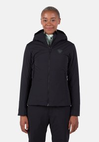 Schwarze Kapuzenjacke mit einem frontalen Reißverschluss und Logo auf der Brust. Verfügt über ein nahtloses Design und ein strukturiertes Material, geeignet für Outdoor-Aktivitäten.