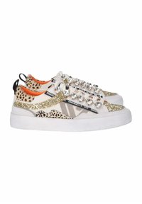 Sneakers con una base bianca, dettagli in stampa leopardata e glitter dorati. Presentano decorazioni in cristallo e una fodera interna arancione.
