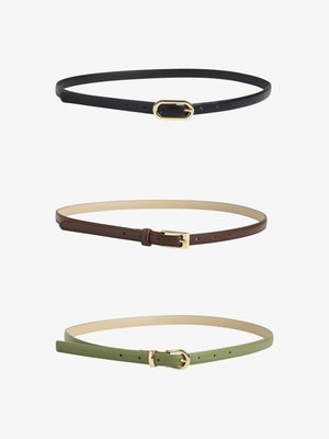 Drei Gürtel: schwarzes Leder mit goldfarbener Beschlägen, braunes Leder mit goldfarbener Schnalle und grünes Leder mit goldfarbener Schnalle, alle mit elegantem Design.