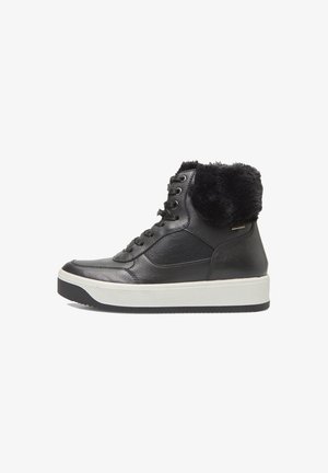 Adidași negri din piele ecologică, tip high-top, cu guler din blană sintetică, suprafață texturată, talpă intermediară albă, talpă exterioară neagră și design cu șireturi.