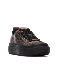 Zapatilla de leopardo marrón con suela de goma negra, puntera texturizada y cordones negros; cuenta con una lengüeta acolchada y una pestaña en el talón.